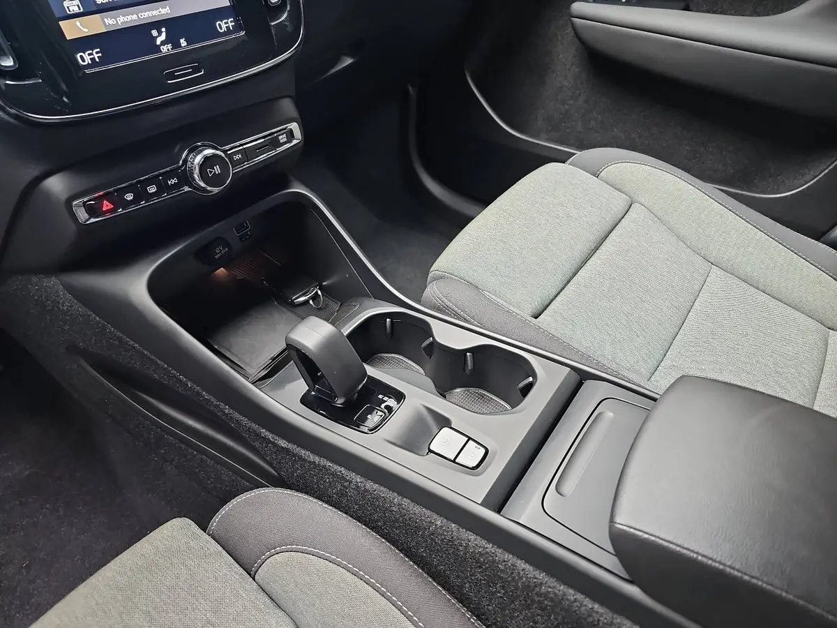 VOLVO XC40 T2 2WD AUTO. CORE NAVI LED EL.HECKKL. PDC KAMERA L