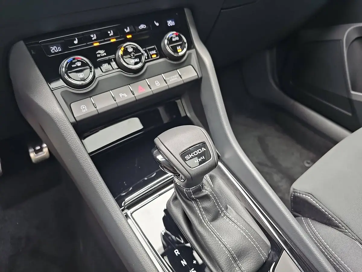 SKODA KAROQ 2.0 TSI DSG SPORTLINE 4X4 NAVI LED
