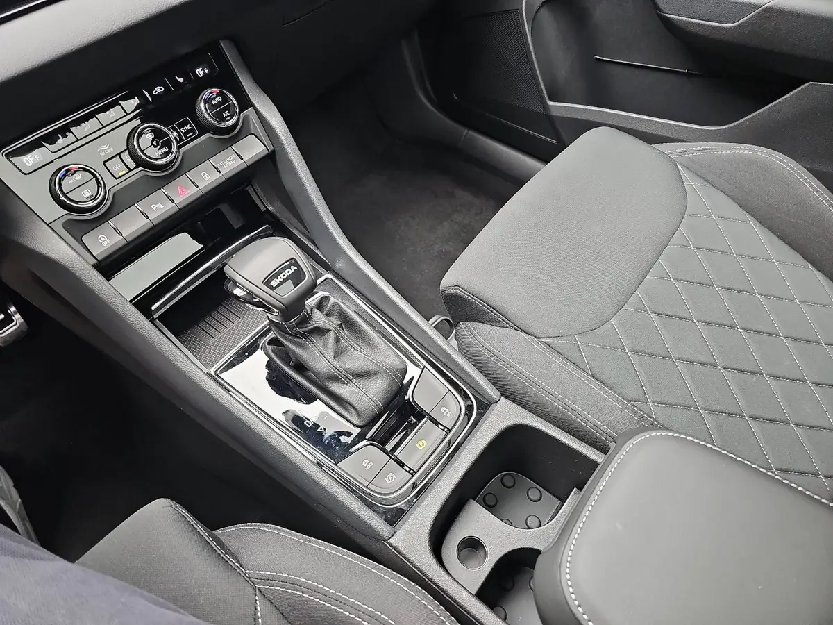 SKODA KAROQ 1.5 TSI DSG SPORTLINE NAVI LED PANO ACC WINTER KAM