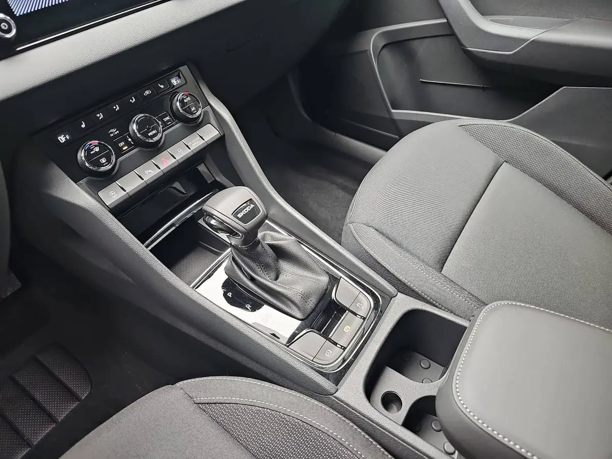 SKODA KAROQ 1.5 TSI DSG 130 JAHRE LED KLIMAAUTO SMARTLINK PDC 