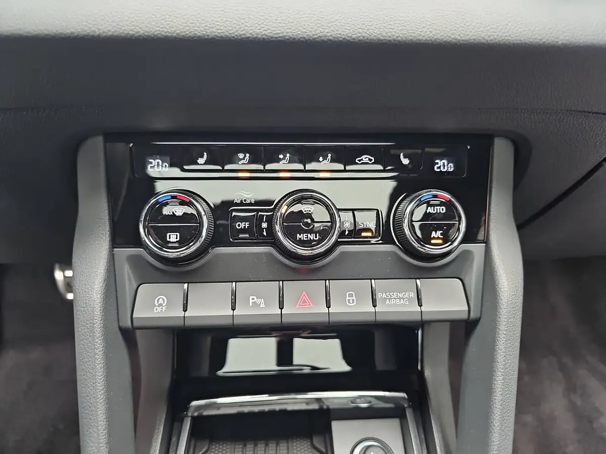 SKODA KAROQ 2.0 TSI DSG SPORTLINE 4X4 AHK PANO