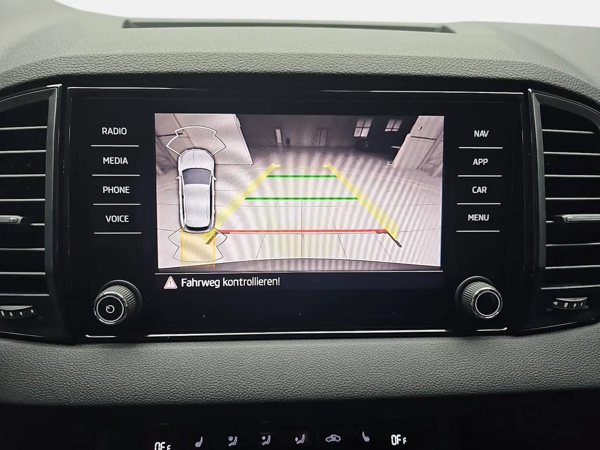 SKODA KAROQ 1.5 TSI DSG 130 JAHRE LED KLIMAAUTO SMARTLINK PDC 