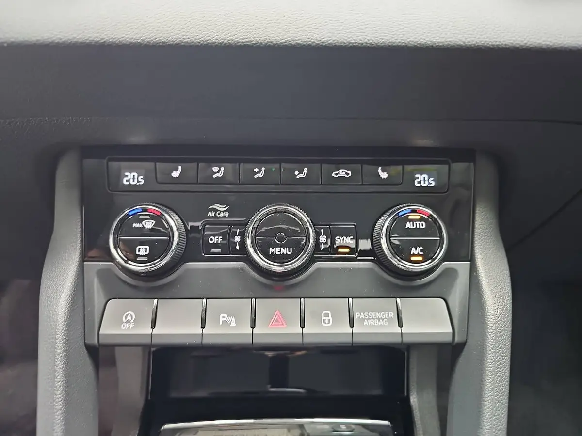 SKODA KAROQ 1.5 TSI DSG SELECTION LED ACC AHK