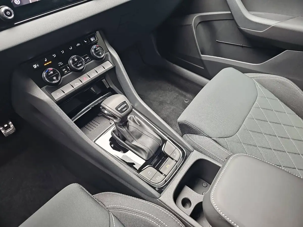 SKODA KAROQ 2.0 TDI DSG SPORTLINE 4X4 WINTER AHK