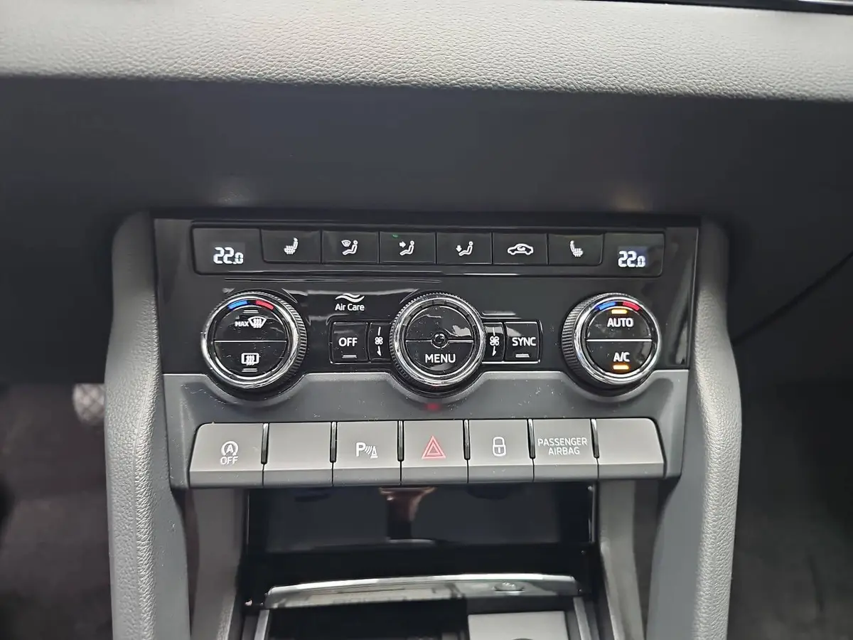 SKODA KAROQ 2.0 TDI DSG DRIVE NAVI LED AHK LM