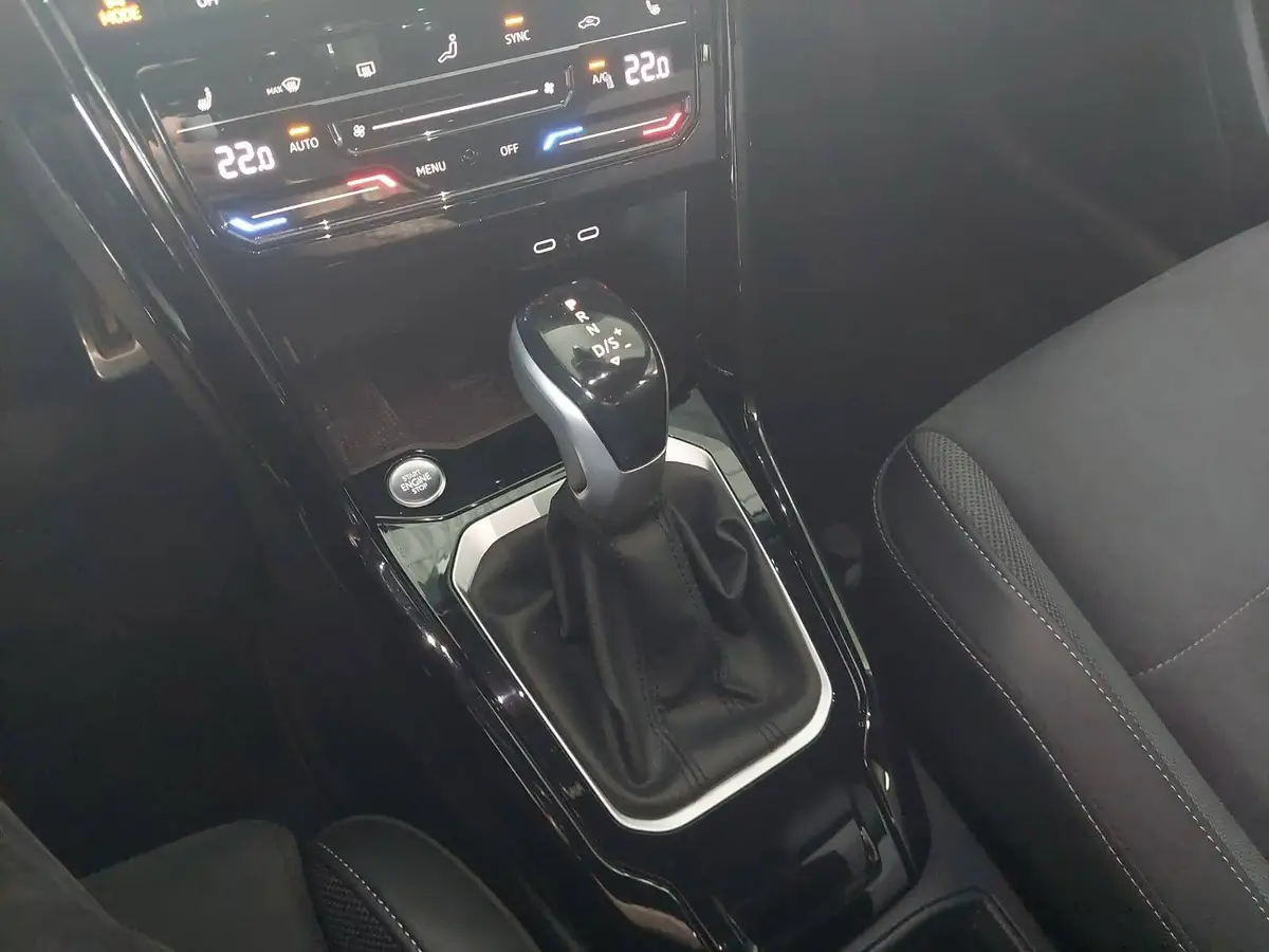 VW T-ROC 1.5 TSI DSG R-LINE NAVI KAMERA AHK LM18 8FACH