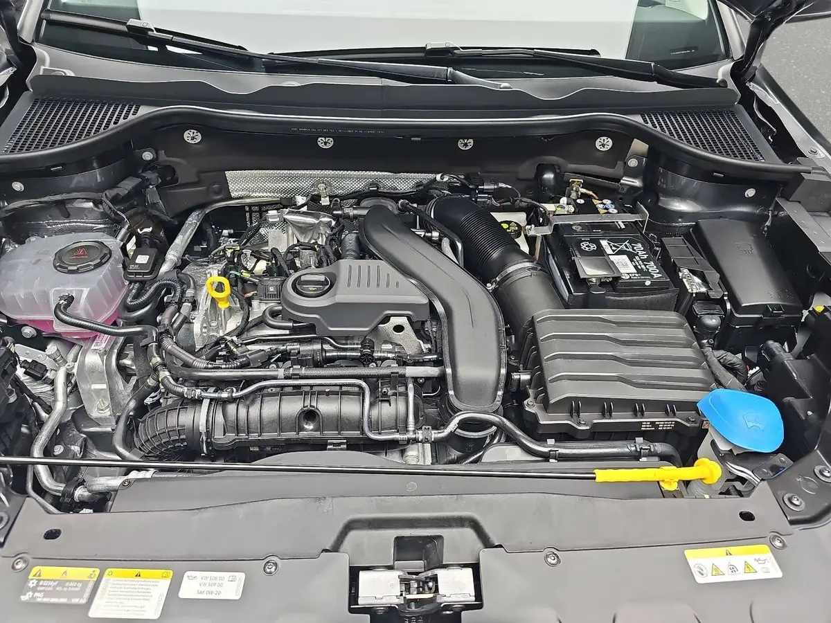 SKODA KAROQ 1.5 TSI DSG 130 JAHRE LED KLIMAAUTO SMARTLINK PDC 