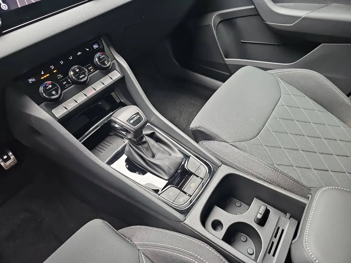 SKODA KAROQ 1.5 TSI DSG SPORTLINE NAVI LED-MATRIX PANO WINTER 