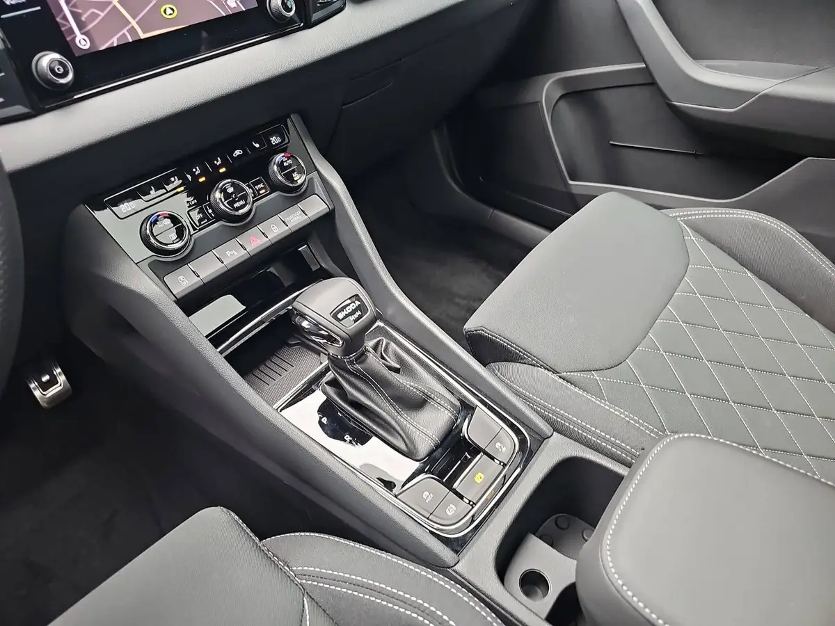 SKODA KAROQ 2.0 TSI DSG SPORTLINE 4X4 AHK PANO