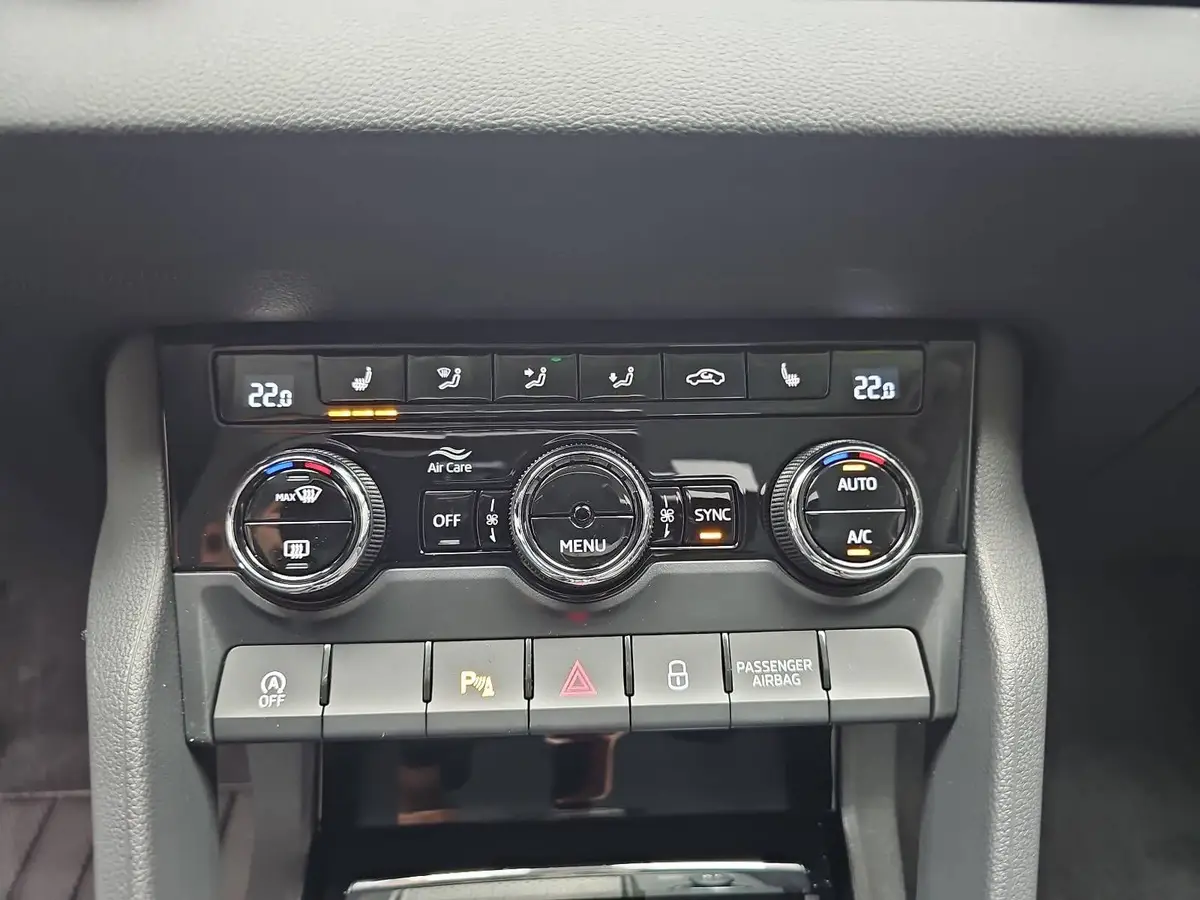 SKODA KAROQ 1.5 TSI DSG 130 JAHRE LED DAB SICHT WINTER EL.HECK