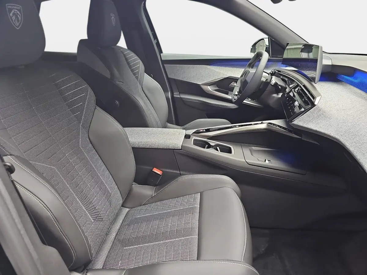 PEUGEOT 3008 1.2 HYBRID 145 E-DSC6 GT AHK M+S