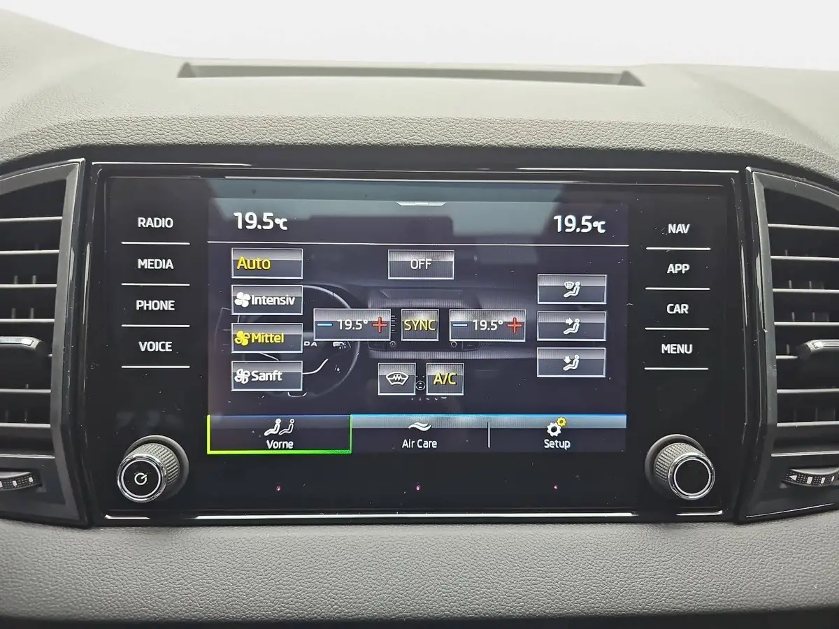 SKODA KAROQ 2.0 TDI DSG SPORTLINE AHK ACC PANO