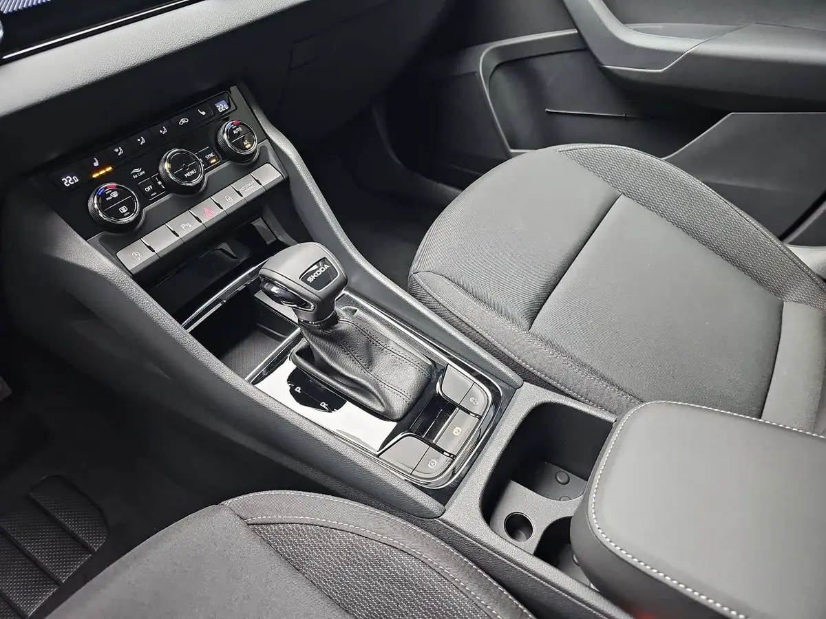 SKODA KAROQ 1.5 TSI DSG 130 JAHRE LED DAB SICHT WINTER EL.HECK