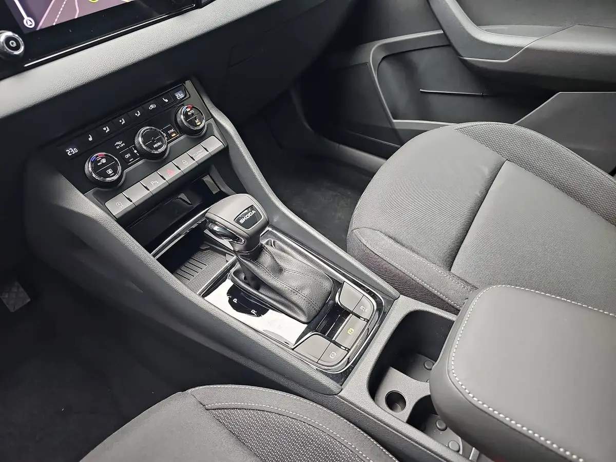 SKODA KAROQ 1.5 TSI DSG SELECTION LED ACC AHK