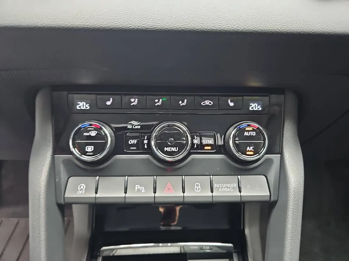 SKODA KAROQ 1.5 TSI DSG 130 JAHRE LED AHK LM