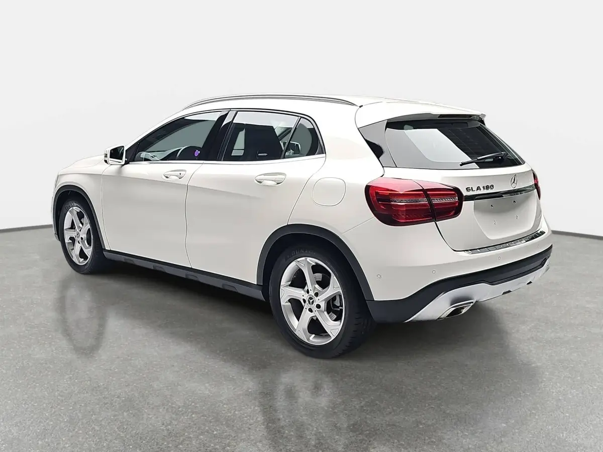 MERCEDES-BENZ GLA 180 DCT URBAN WINTER GRA AHK