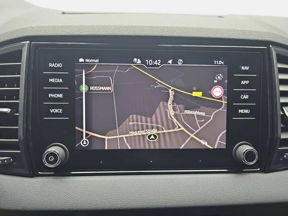 SKODA KAROQ 2.0 TDI DSG SPORTLINE 4X4 PANO AHK