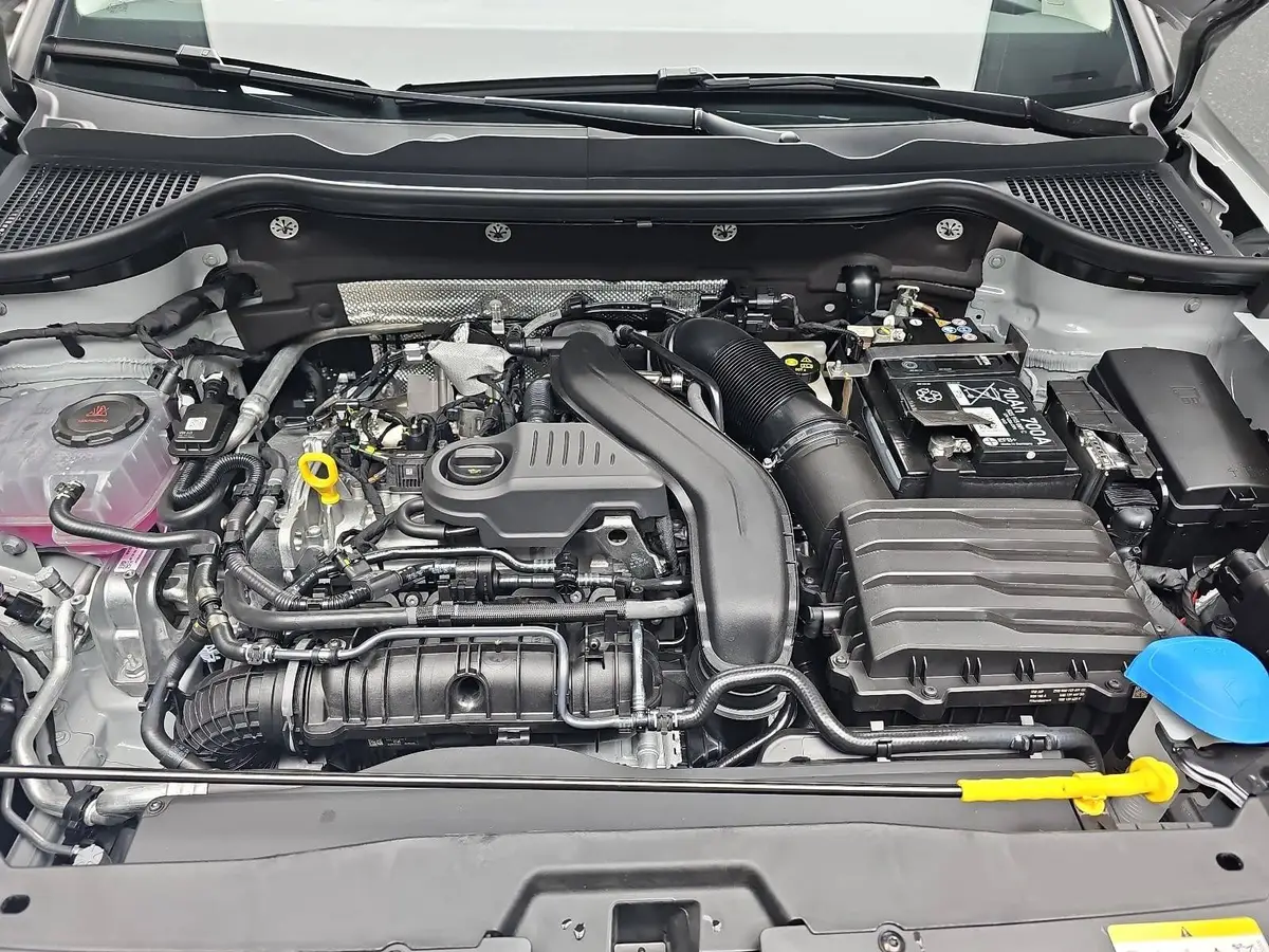 SKODA KAROQ 1.5 TSI DSG SELECTION LED ACC AHK