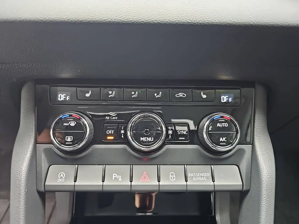 SKODA KAROQ 1.5 TSI DSG 130 JAHRE LED KAMERA AHK