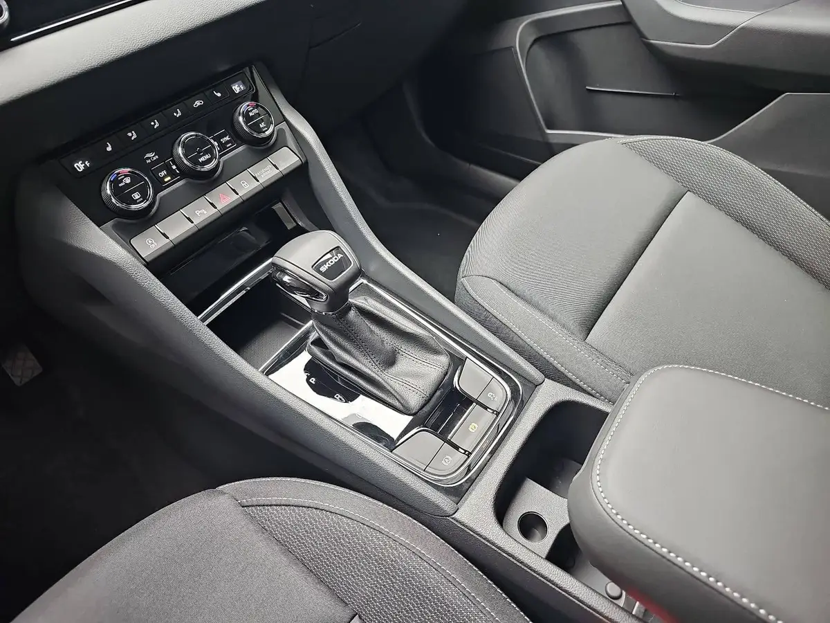SKODA KAROQ 2.0 TDI DSG SELECTION LED AHK KAMERA