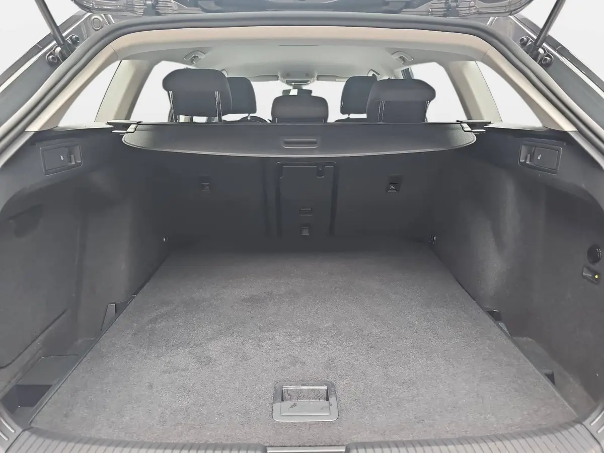 VW GOLF 1.5 TSI VIII VARIANT LIFE LED AHK LM