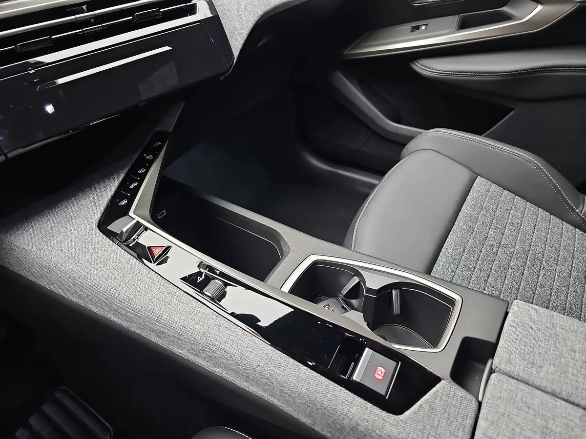 PEUGEOT 5008 1.2 HYBRID 145 E-DSC6 ALLURE KLIMA LED 7-S DAB 360