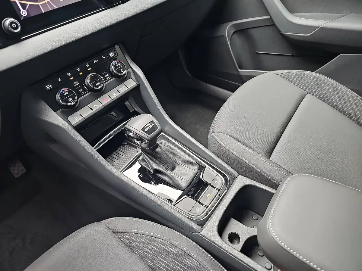 SKODA KAROQ 2.0 TDI DSG DRIVE NAVI LED AHK LM