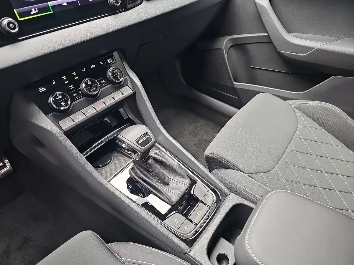 SKODA KAROQ 1.5 TSI DSG SPORTLINE NAVI LED-MATRIX PANO CANTON