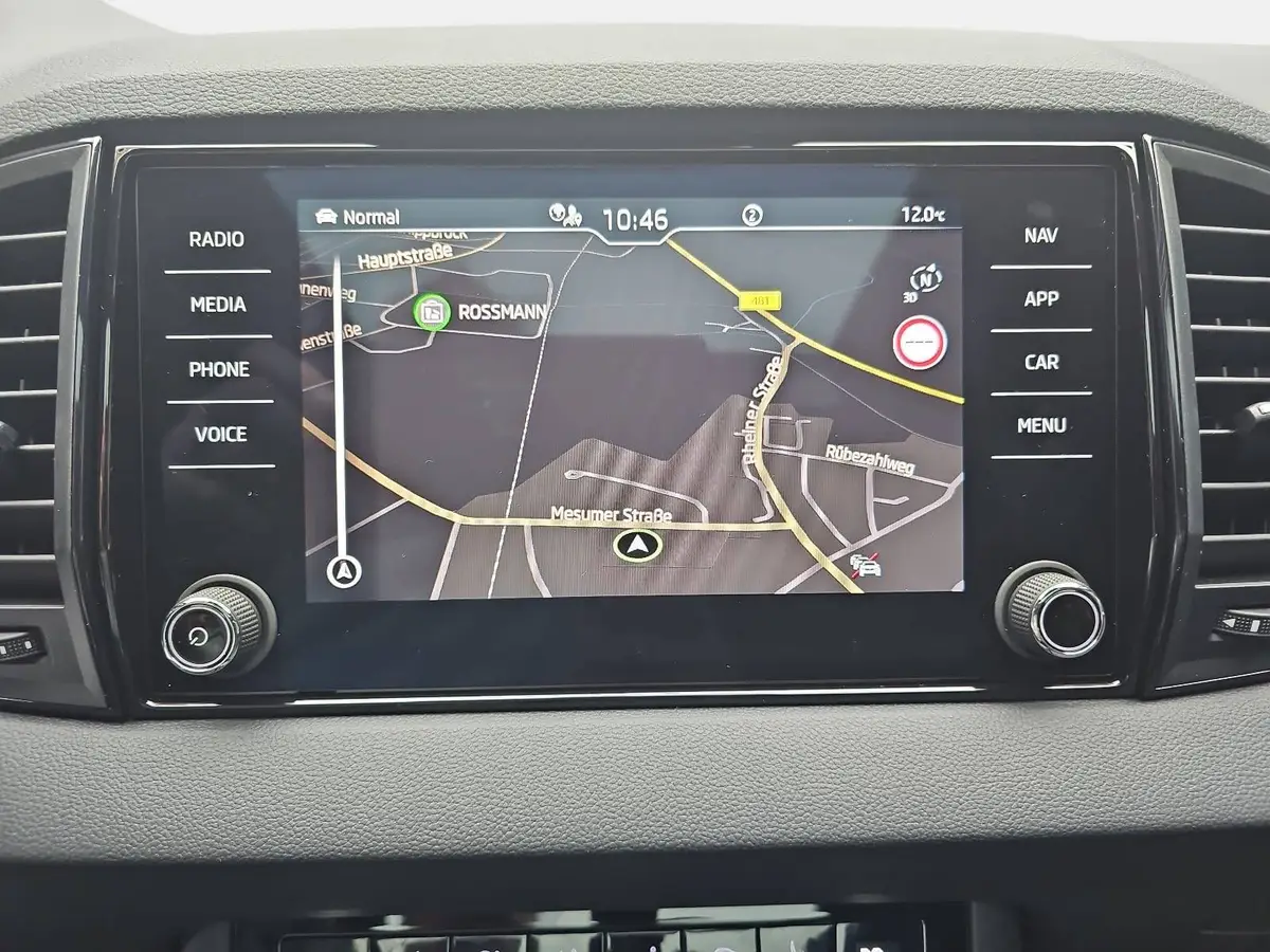 SKODA KAROQ 2.0 TDI DSG SPORTLINE AHK ACC PANO