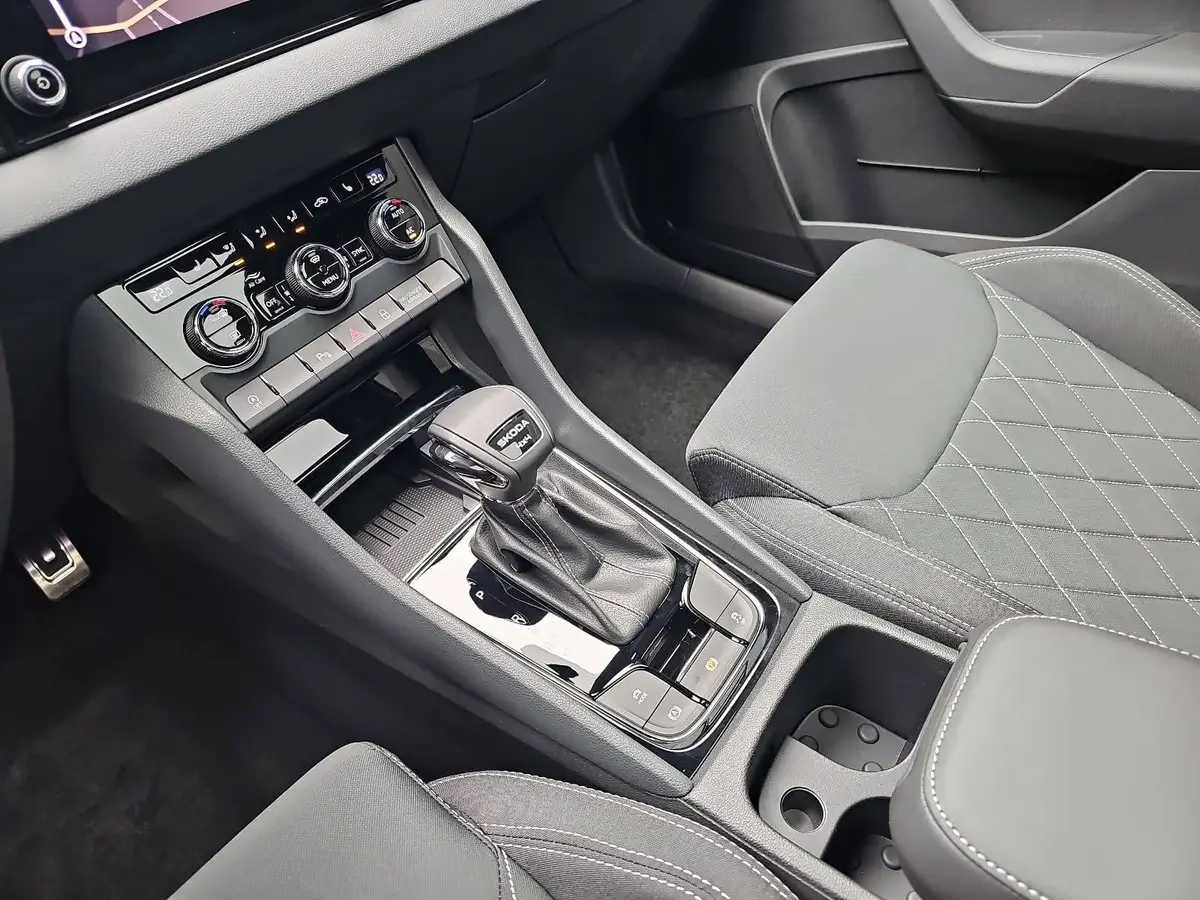 SKODA KAROQ 2.0 TSI DSG SPORTLINE 4X4 AHK PANO