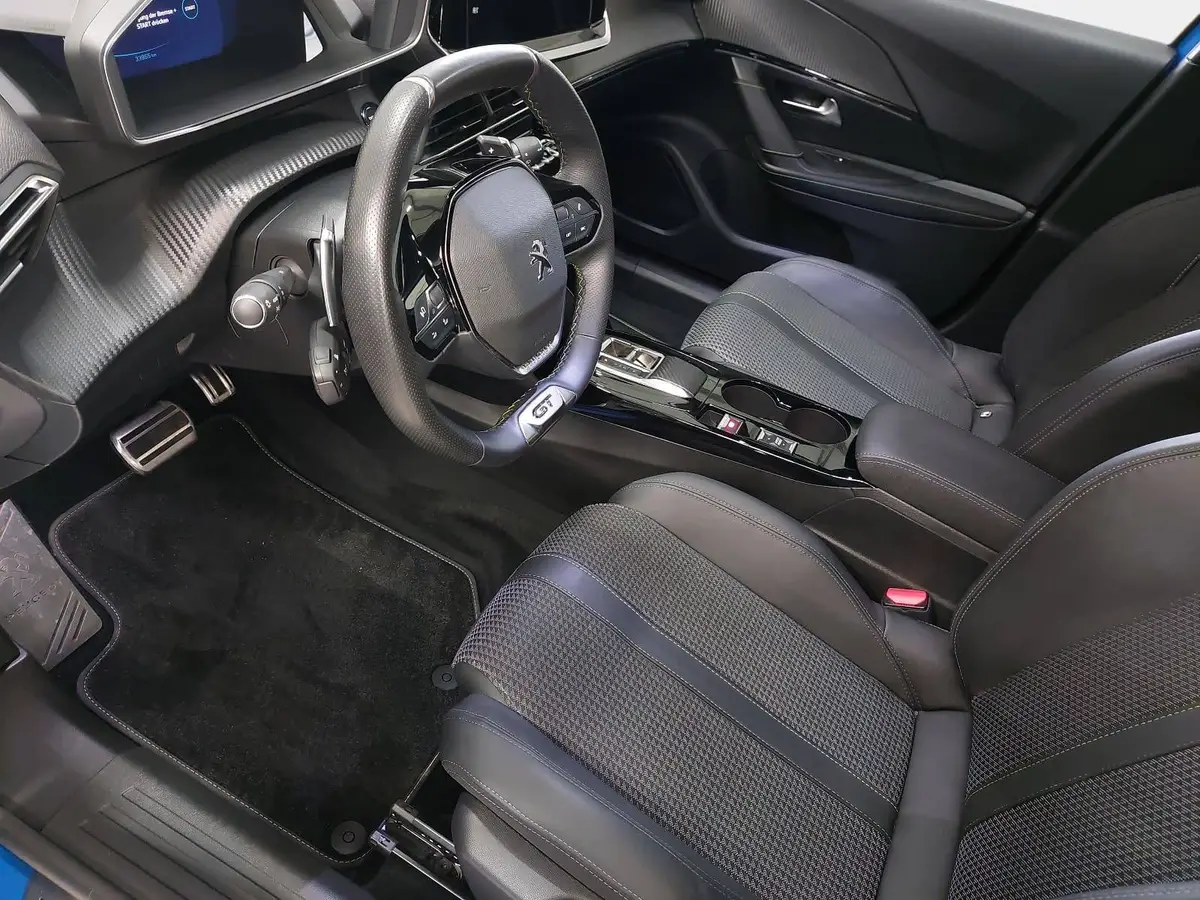 PEUGEOT 2008 1.2 PURETECH GT AHK ACC P-ASSIST