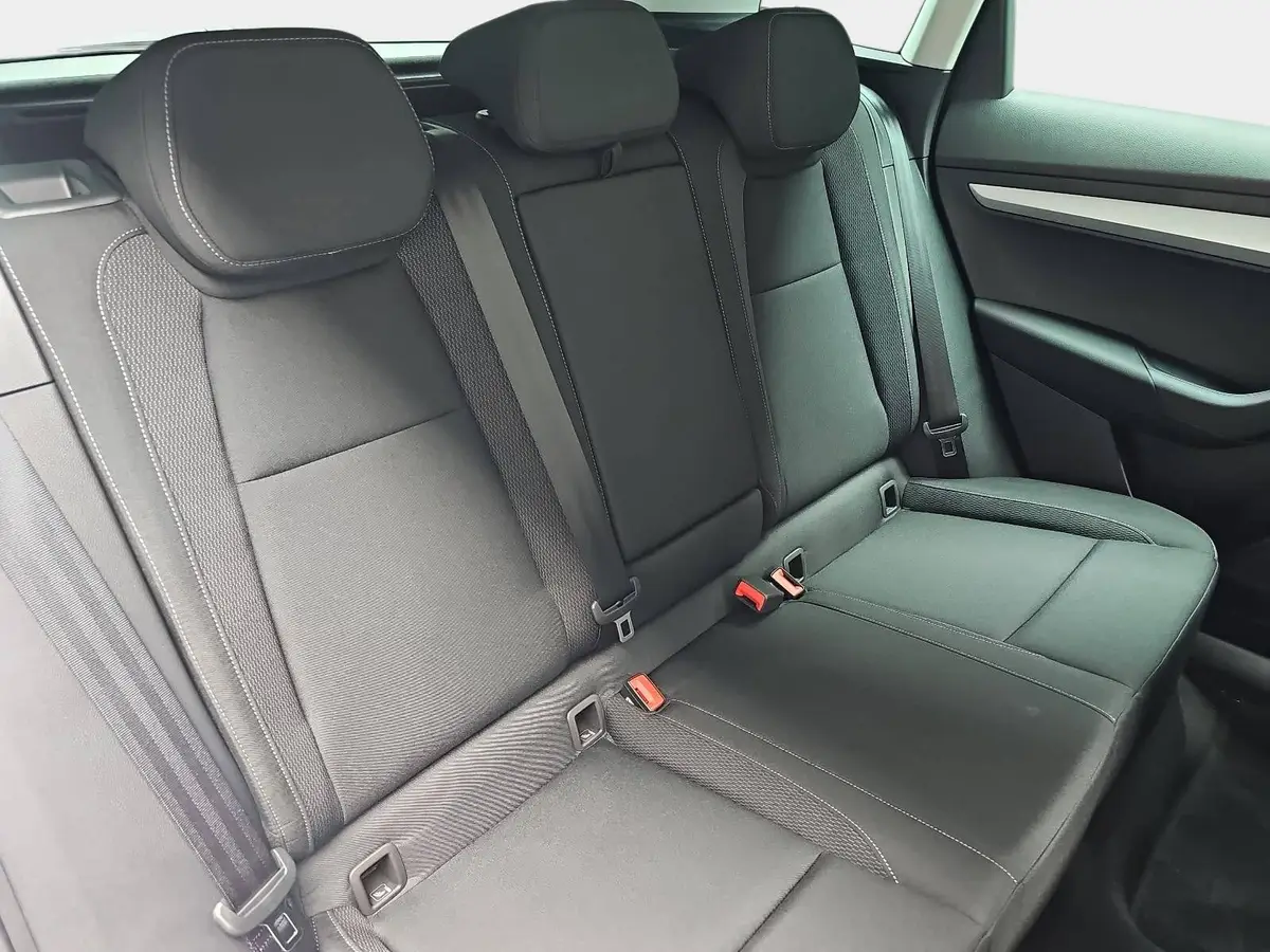 SKODA KAROQ 1.5 TSI DSG SELECTION LED ACC AHK