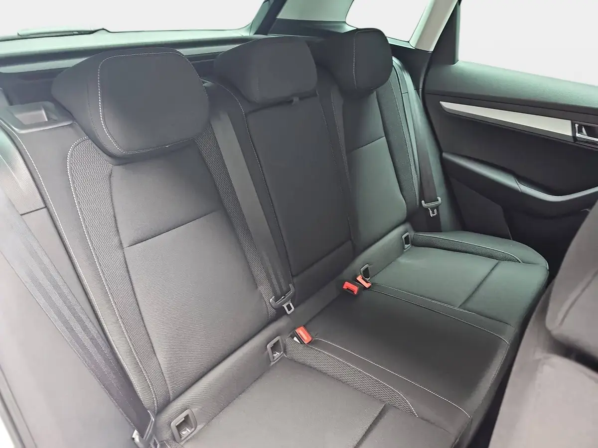 SKODA KAROQ 1.5 TSI DSG SELECTION LED AHK LM