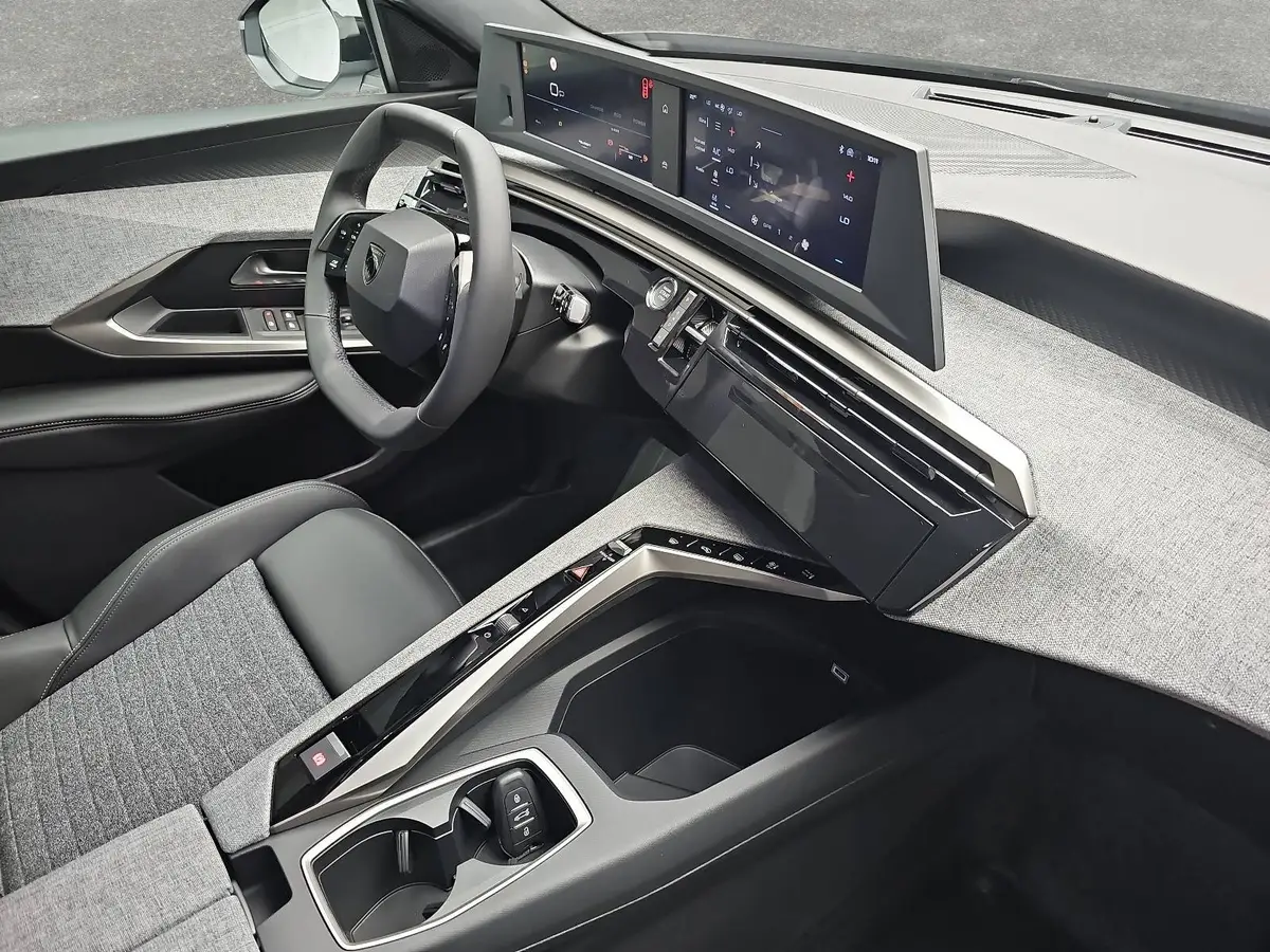 PEUGEOT 5008 1.2 HYBRID 145 E-DSC6 ALLURE KLIMA LED 7-S DAB 360