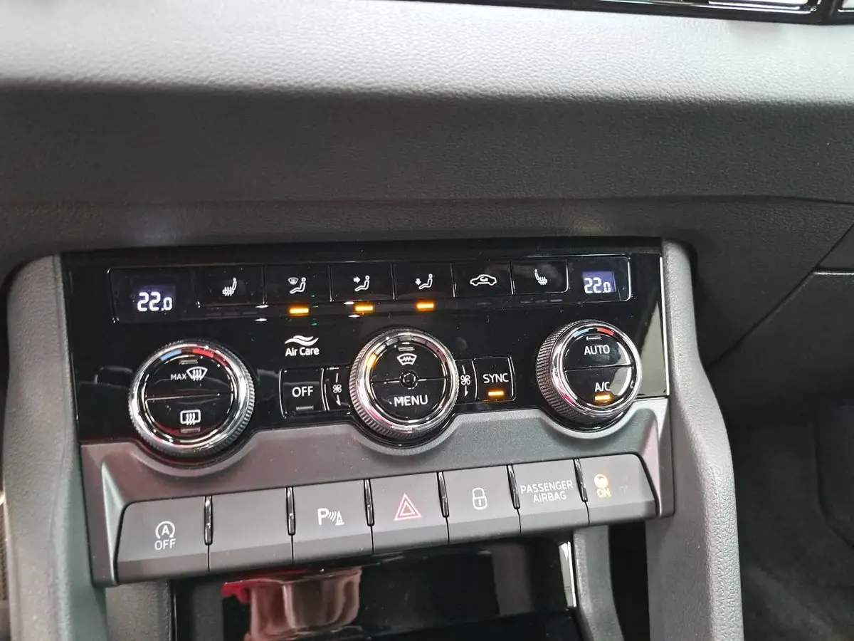 SKODA KAROQ 2.0 TDI DSG SPORTLINE 4X4 NAVI LED