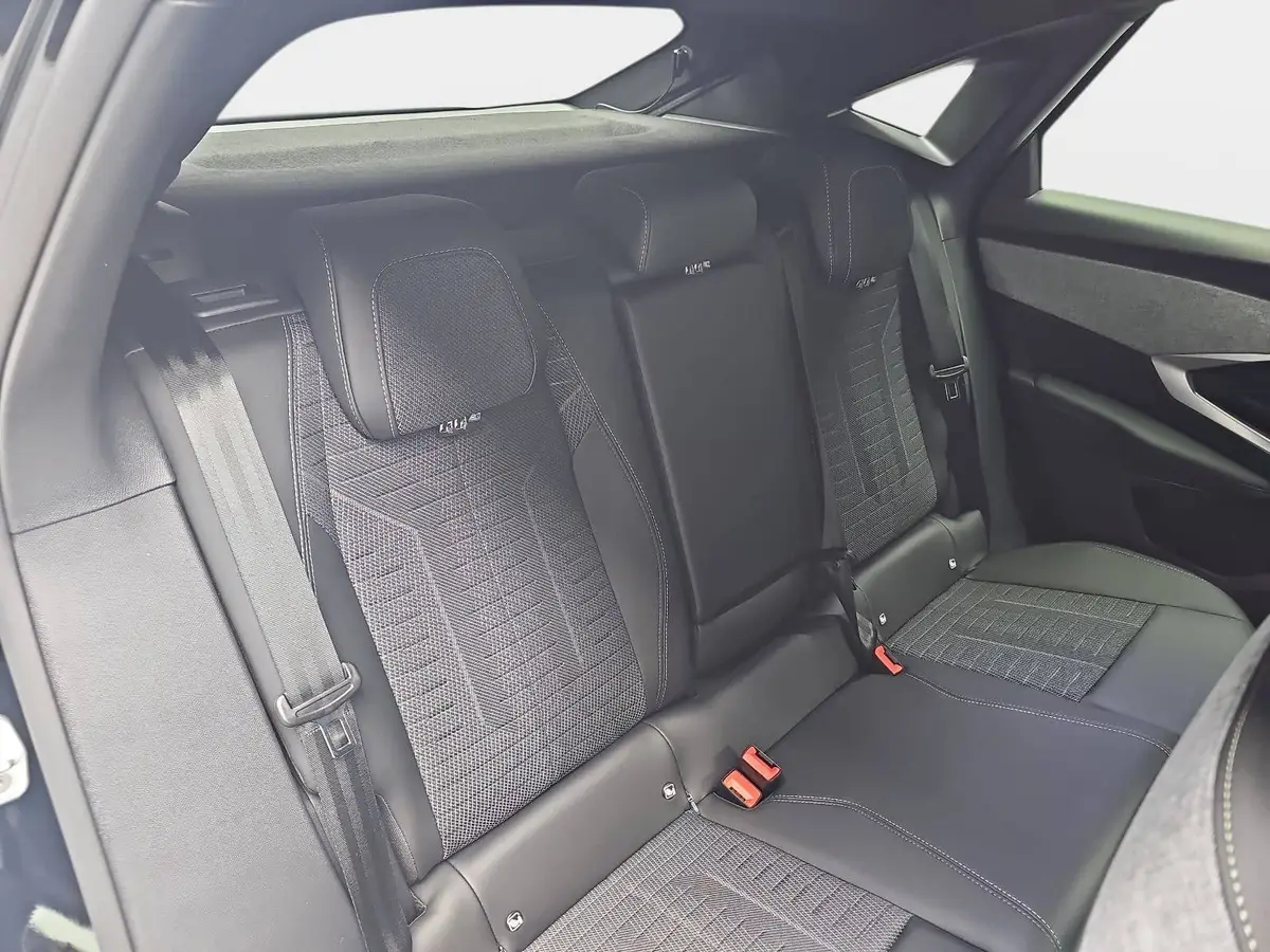 PEUGEOT 3008 1.2 HYBRID 145 E-DSC6 GT AHK M+S