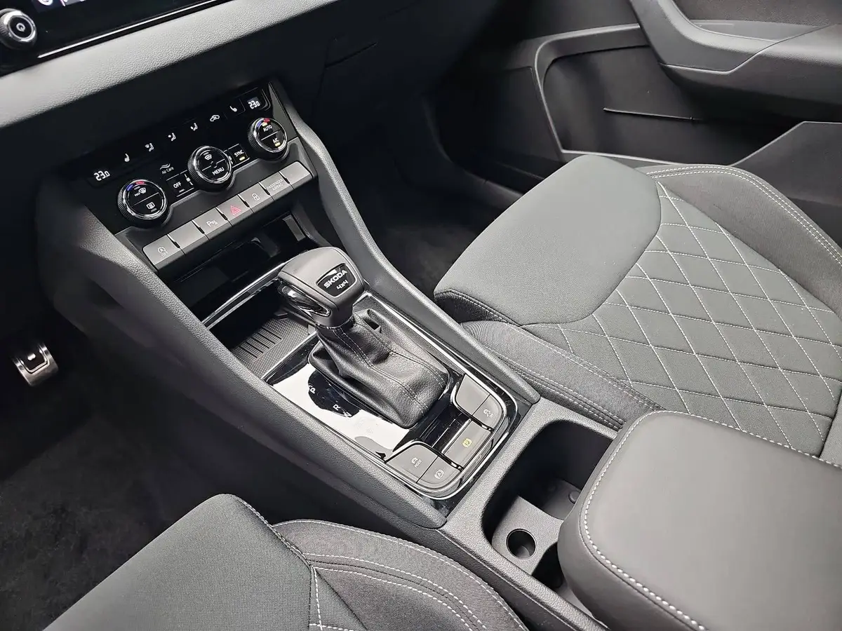 SKODA KAROQ 2.0 TSI DSG SPORTLINE 4X4 NAVI LED