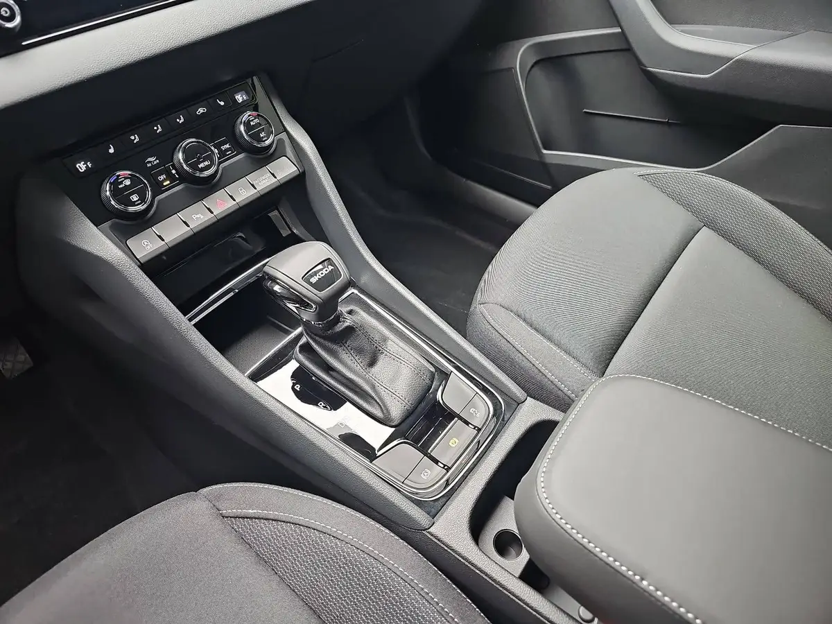 SKODA KAROQ 1.5 TSI DSG SELECTION LED AHK WINTER