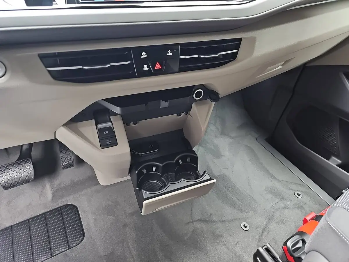 VW T7 MULTIVAN 2.0 TDI DSG LIFE P-ASSIST AHK