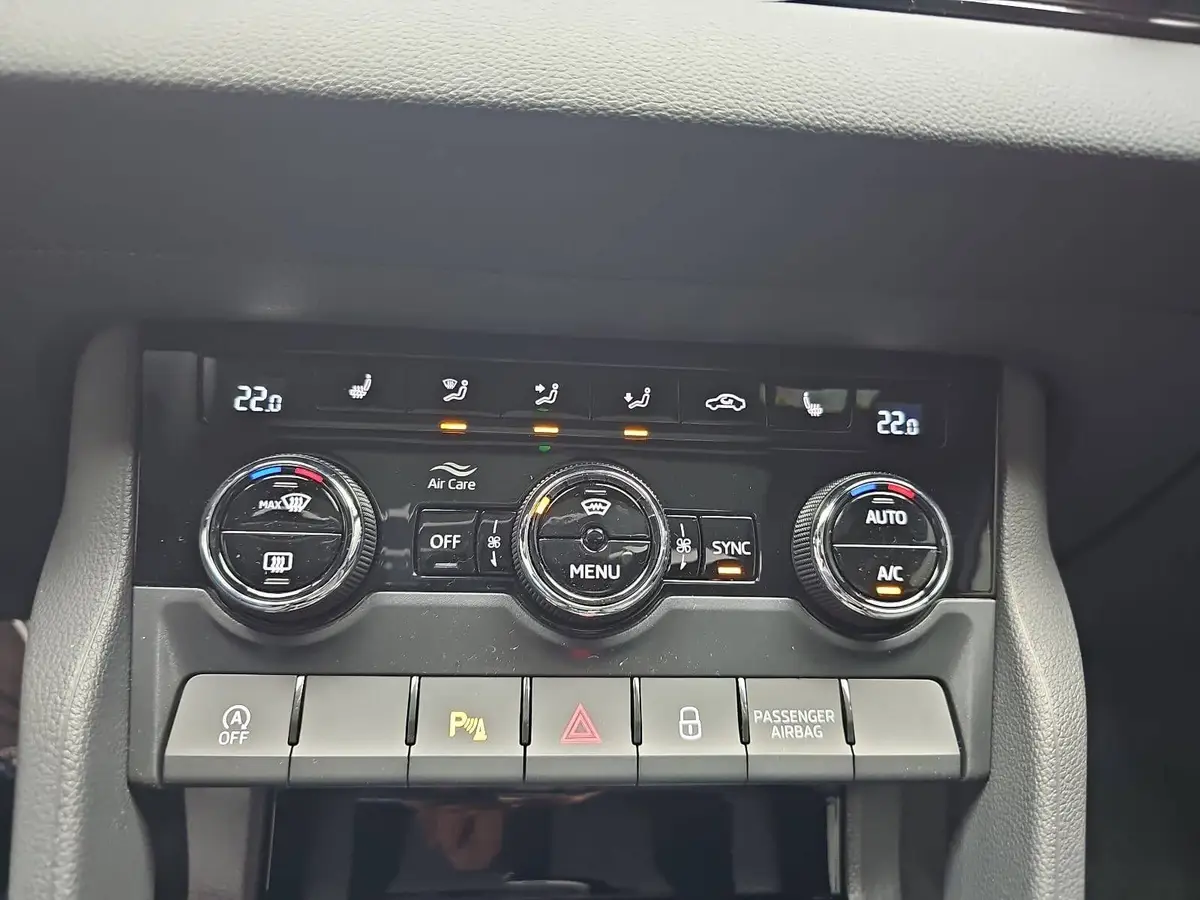 SKODA KAROQ 2.0 TSI DSG SPORTLINE 4X4 AHK PANO