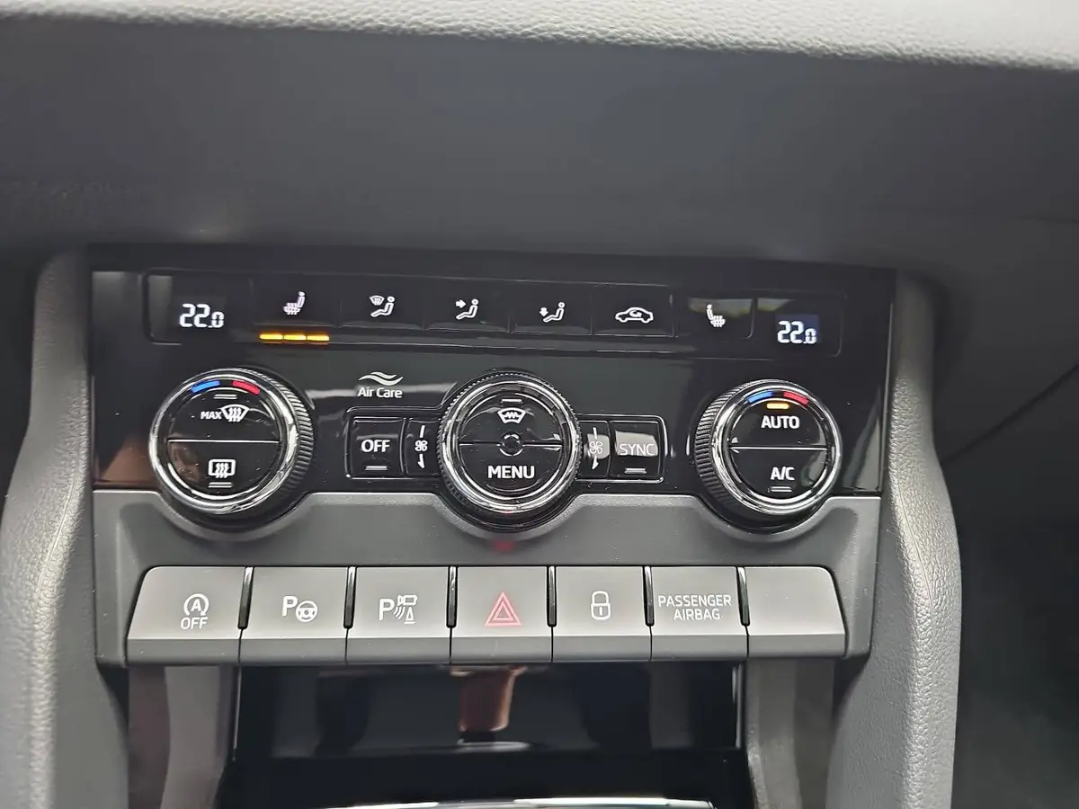 SKODA KAROQ 1.5 TSI DSG SPORTLINE NAVI LED-MATRIX PANO CANTON