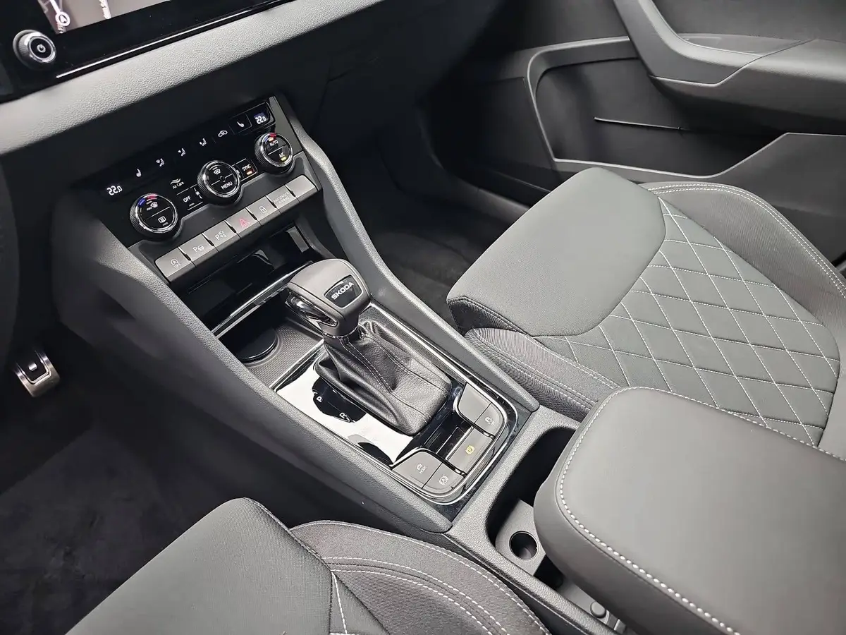 SKODA KAROQ 1.5 TSI DSG SPORTLINE NAVI LED-MATRIX PANO CANTON