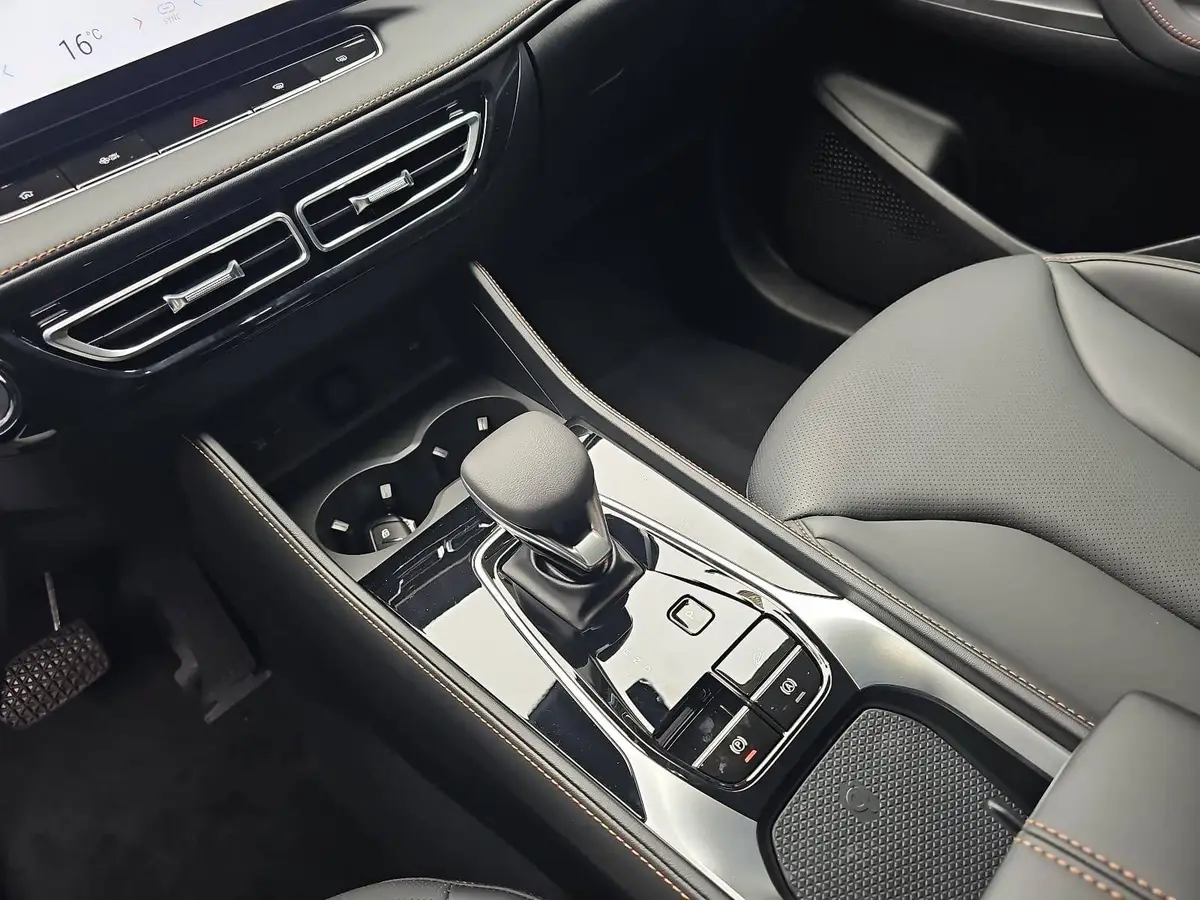 MG HS 1.5 HYBRID+ MY25.5 LUXURY LEDER 360-GRAD-KAMERA 19-ZOLL-LM