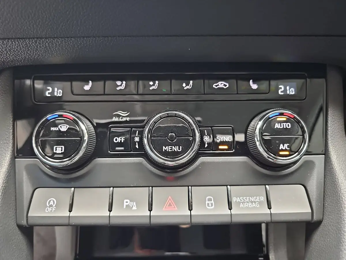 SKODA KAROQ 1.5 TSI DSG SELECTION LED ACC AHK