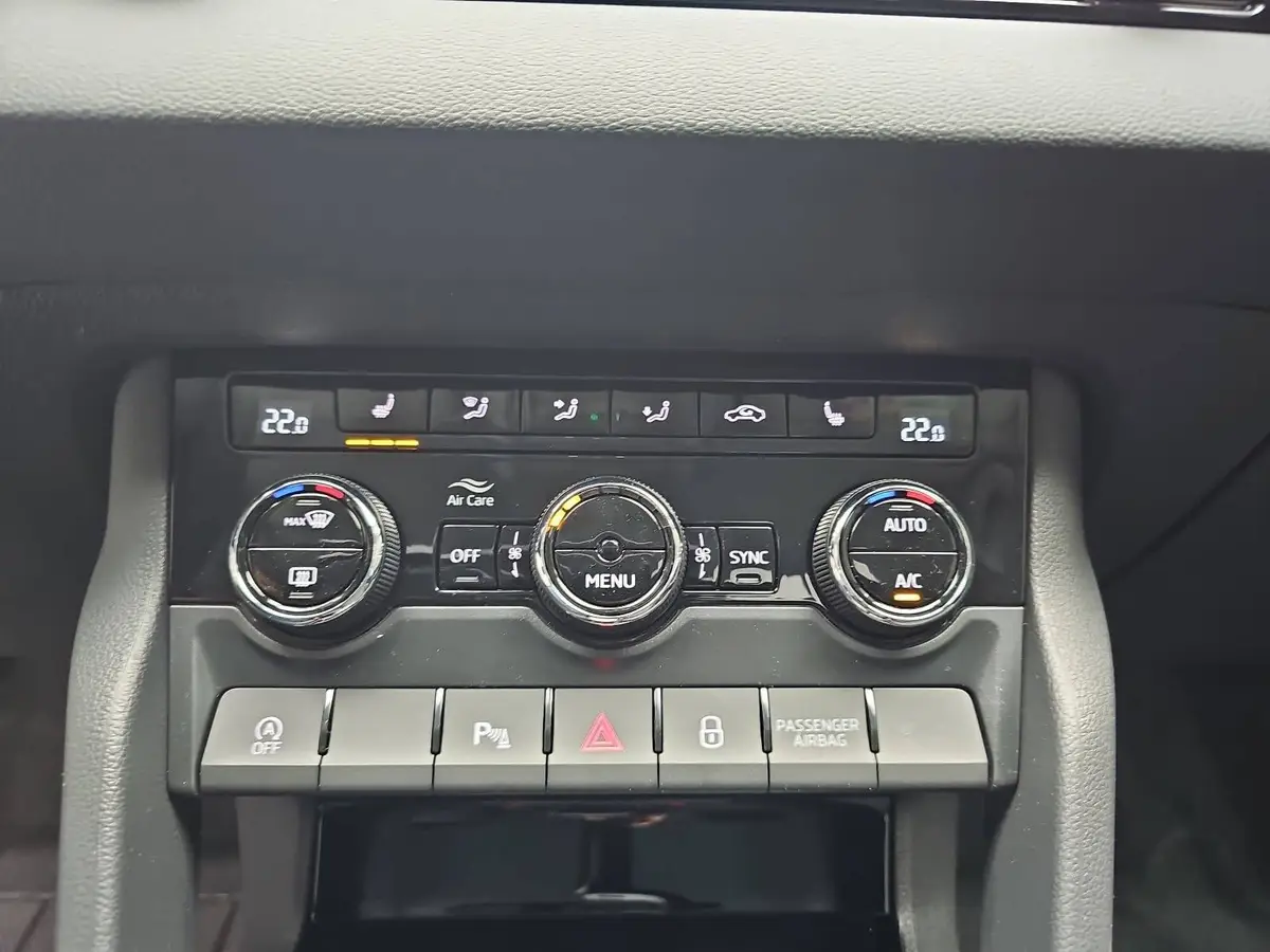 SKODA KAROQ 1.5 TSI DSG 130 JAHRE LED KAMERA AHK