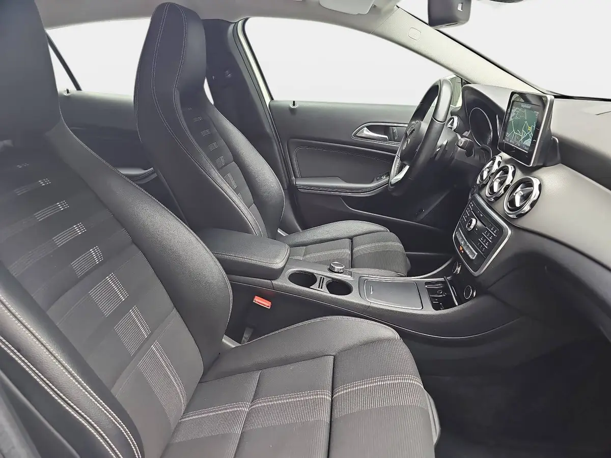 MERCEDES-BENZ GLA 180 DCT URBAN WINTER GRA AHK