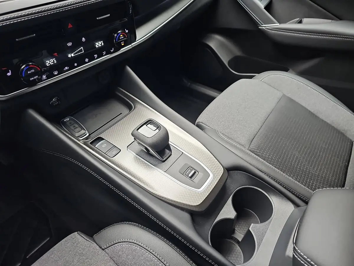 NISSAN QASHQAI 1.3 DIG-T XTRONIC N-CONNECTA PANO WINTER