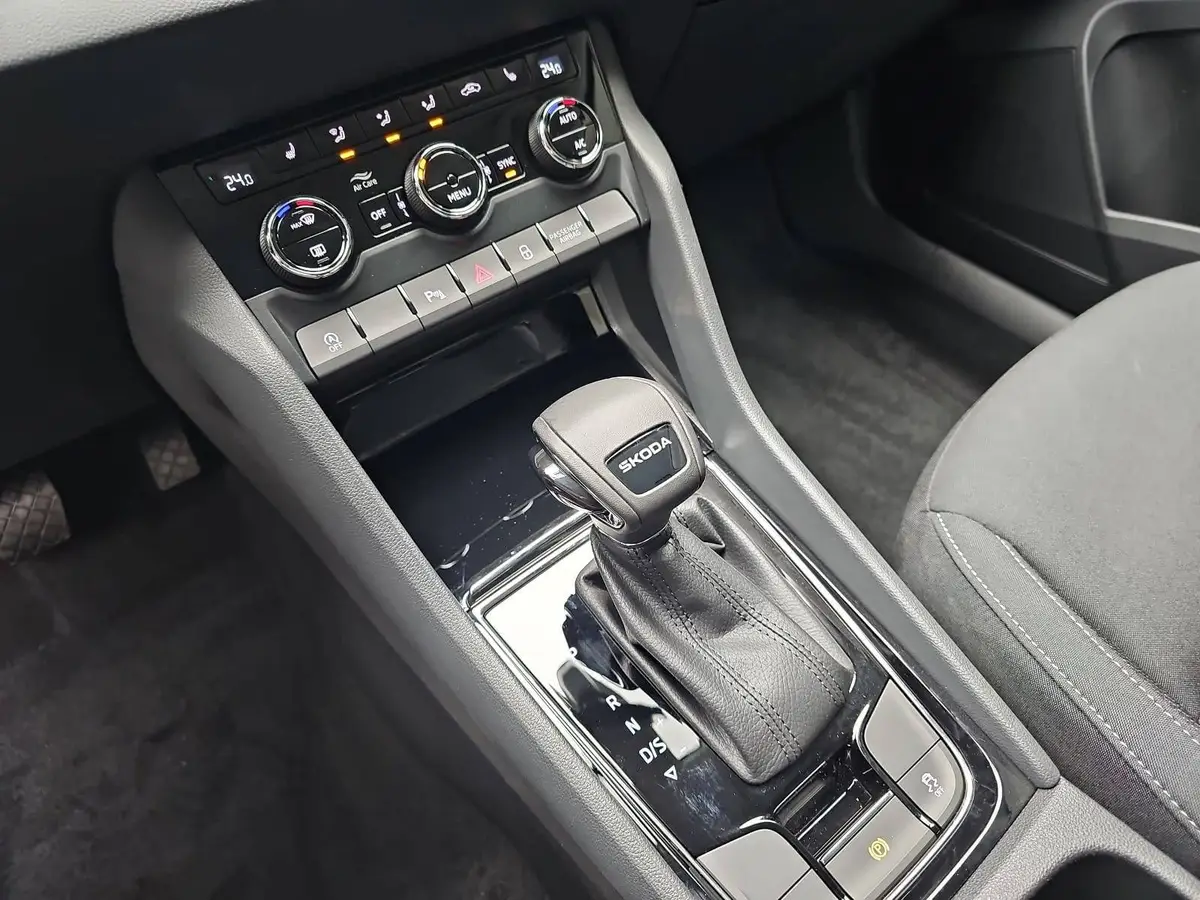 SKODA KAROQ 2.0 TDI DSG DRIVE NAVI LED AHK LM