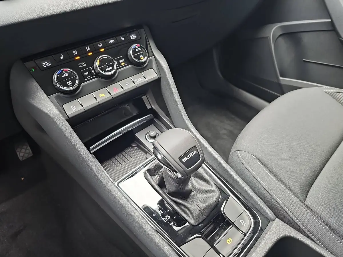 SKODA KAROQ 1.5 TSI DSG SELECTION NAVI LED ACC WINTER KAMERA A