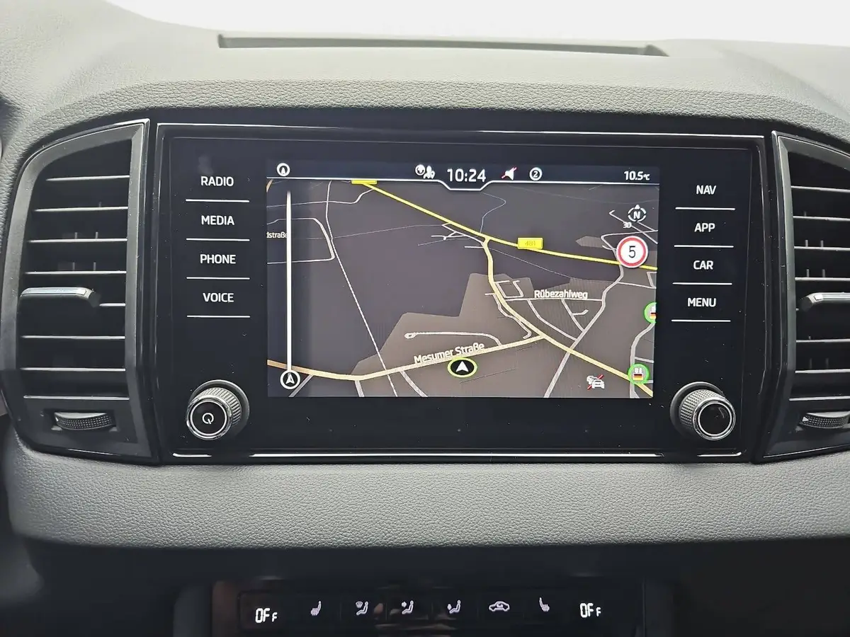 SKODA KAROQ 1.5 TSI DSG SELECTION LED ACC AHK